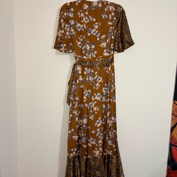 Dress Forum silky floral wrap dress size medium - Picture 11 of 11